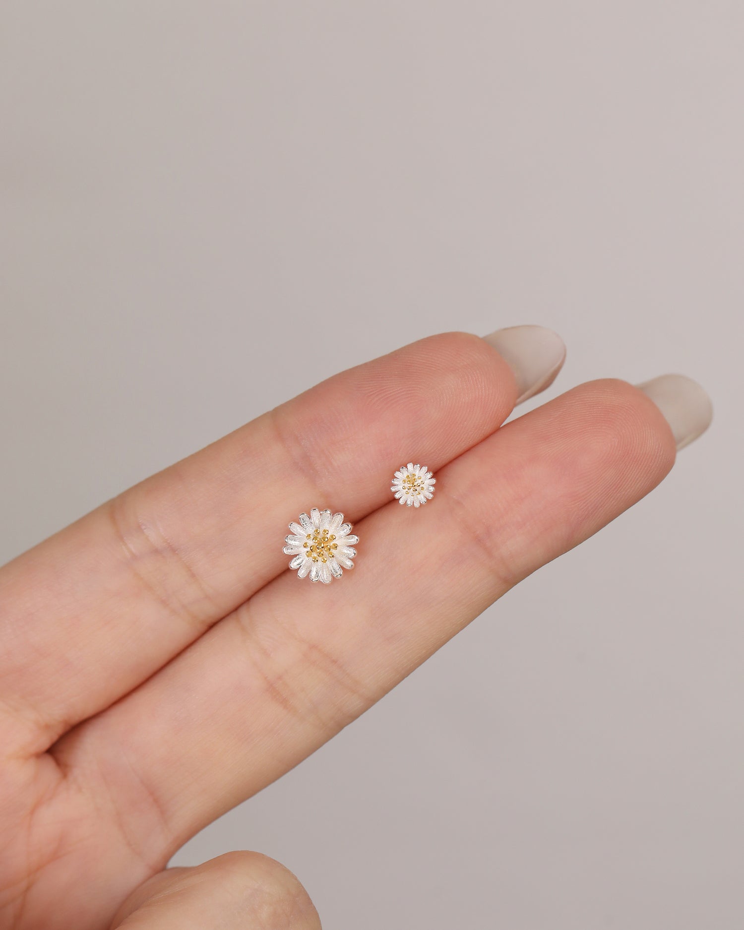 Meadow Glow Daisy Earrings